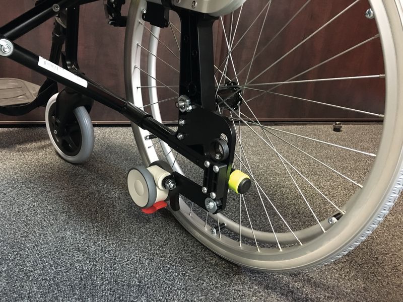 Fauteuil roulant Giro avec freins tierce-personne – Image 4